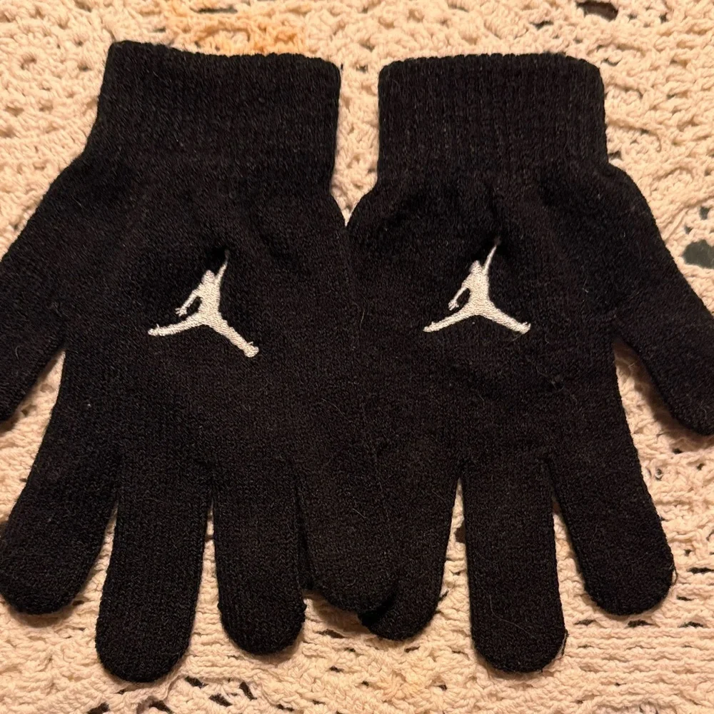 Jordan Black and White Kids Gloves